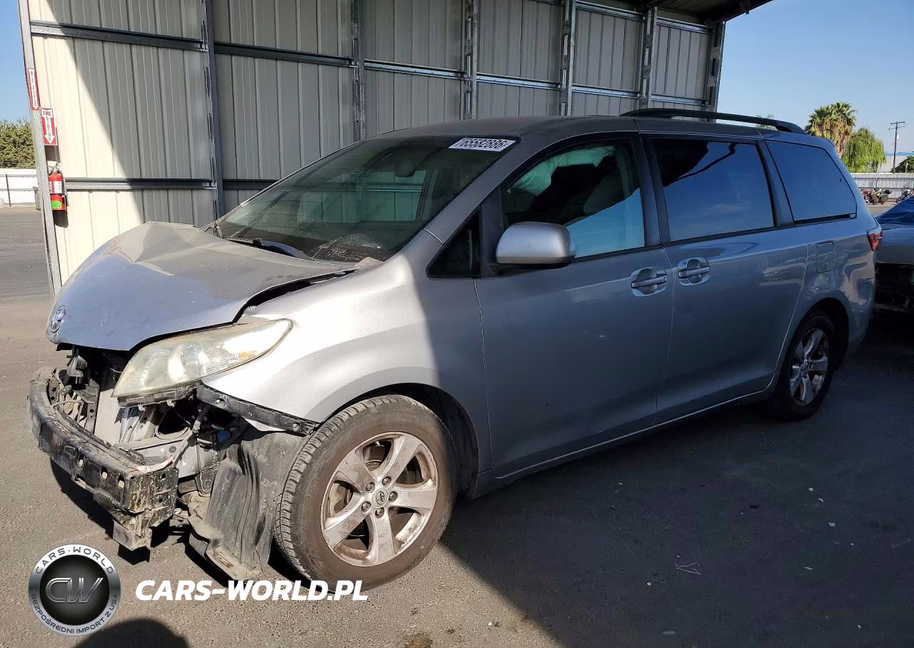 2015 Toyota Sienna Le – zdjęcie 1 z 14