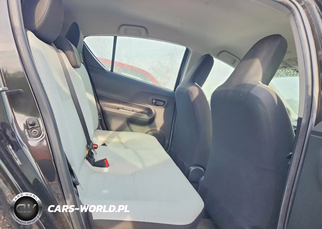 2015 Toyota Prius C One VIN:JTDKDTB3XF1108747 - 10