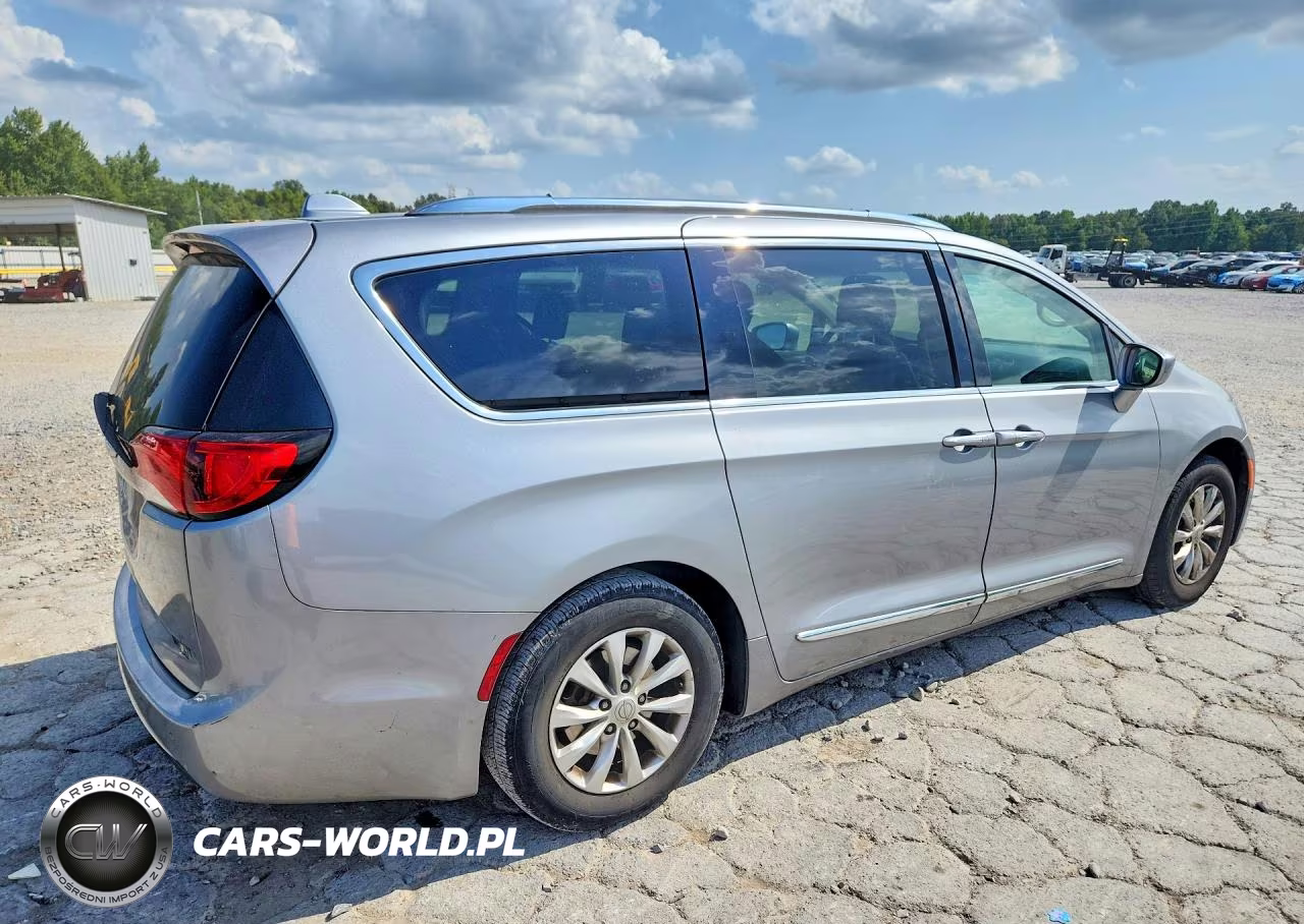 2018 Chrysler Pacifica Touring L VIN:2C4RC1BG3JR233845 - 3