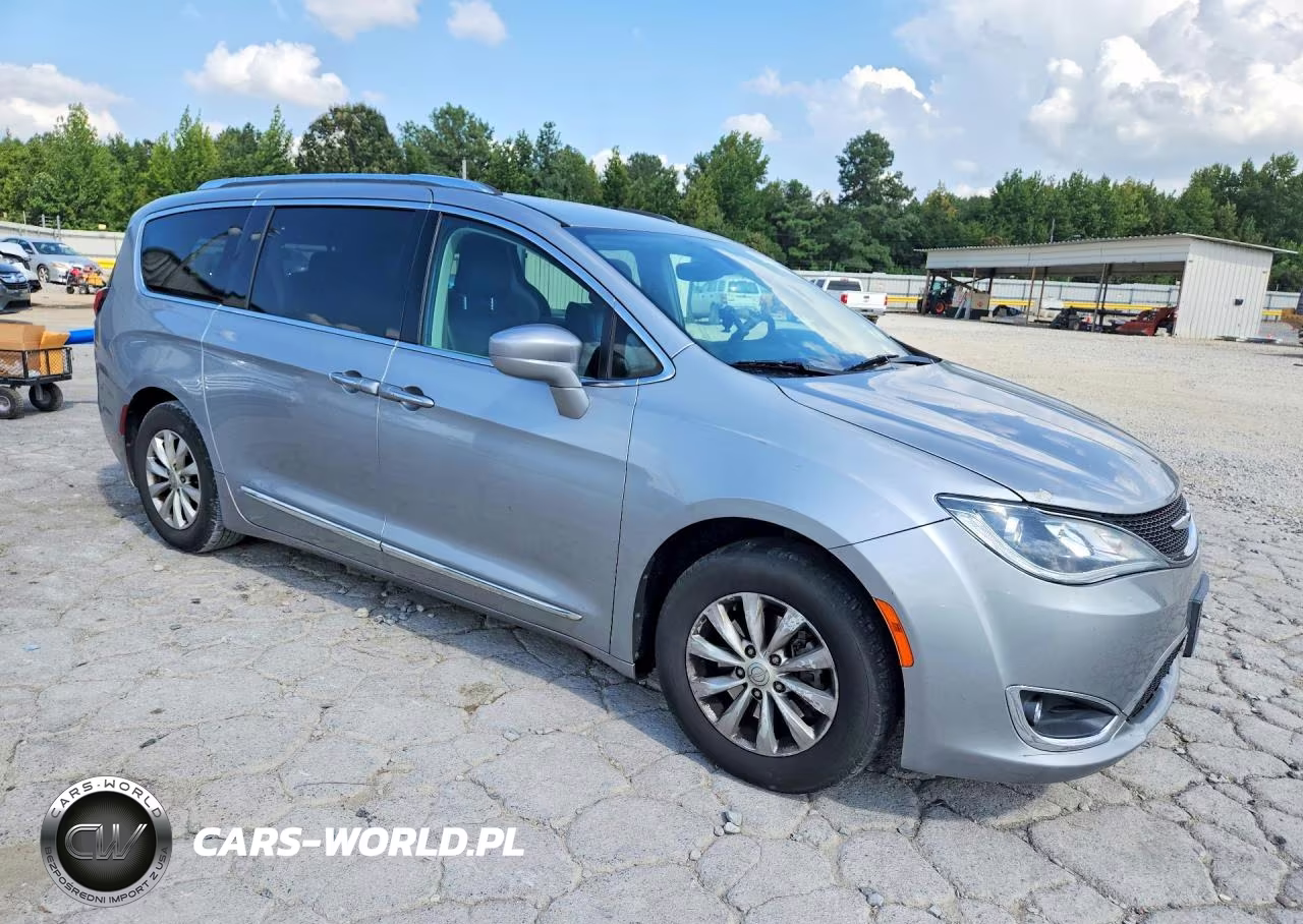2018 Chrysler Pacifica Touring L VIN:2C4RC1BG3JR233845 - 4