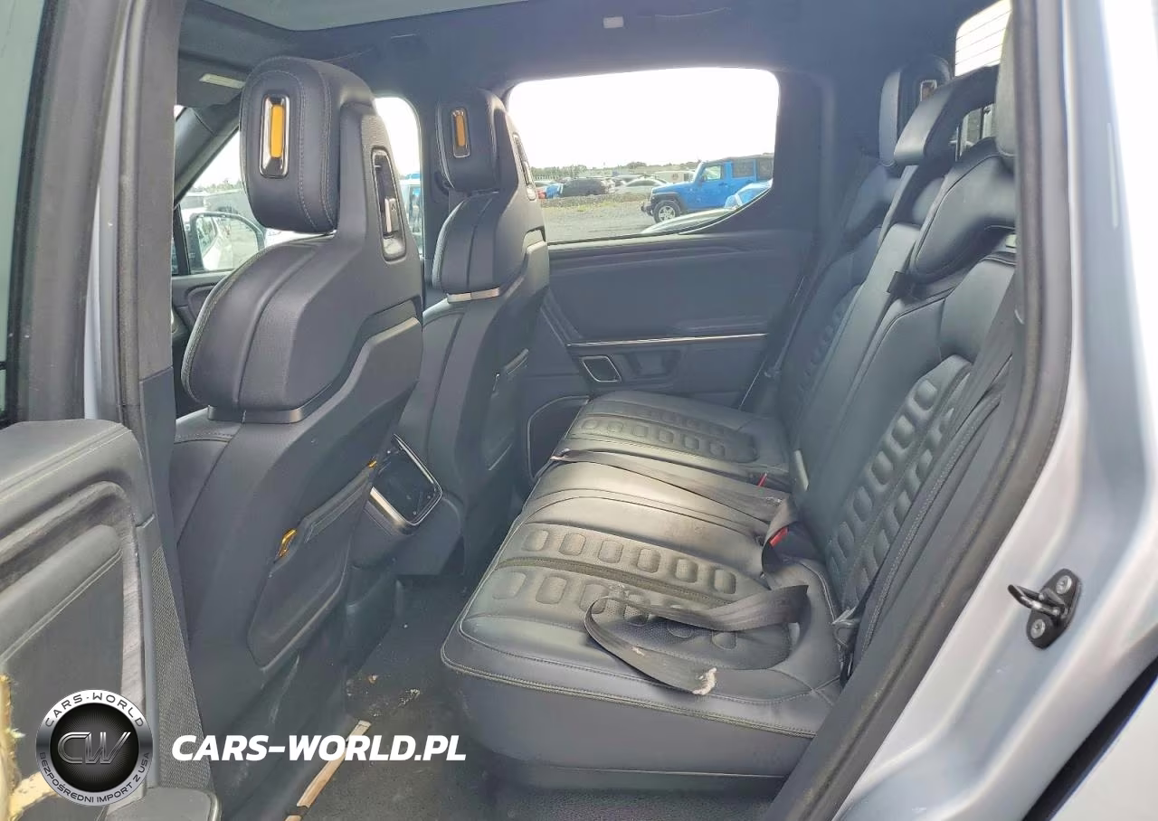2022 Rivian R1T Adventure VIN:7FCTGAAAXNN008066 - 10