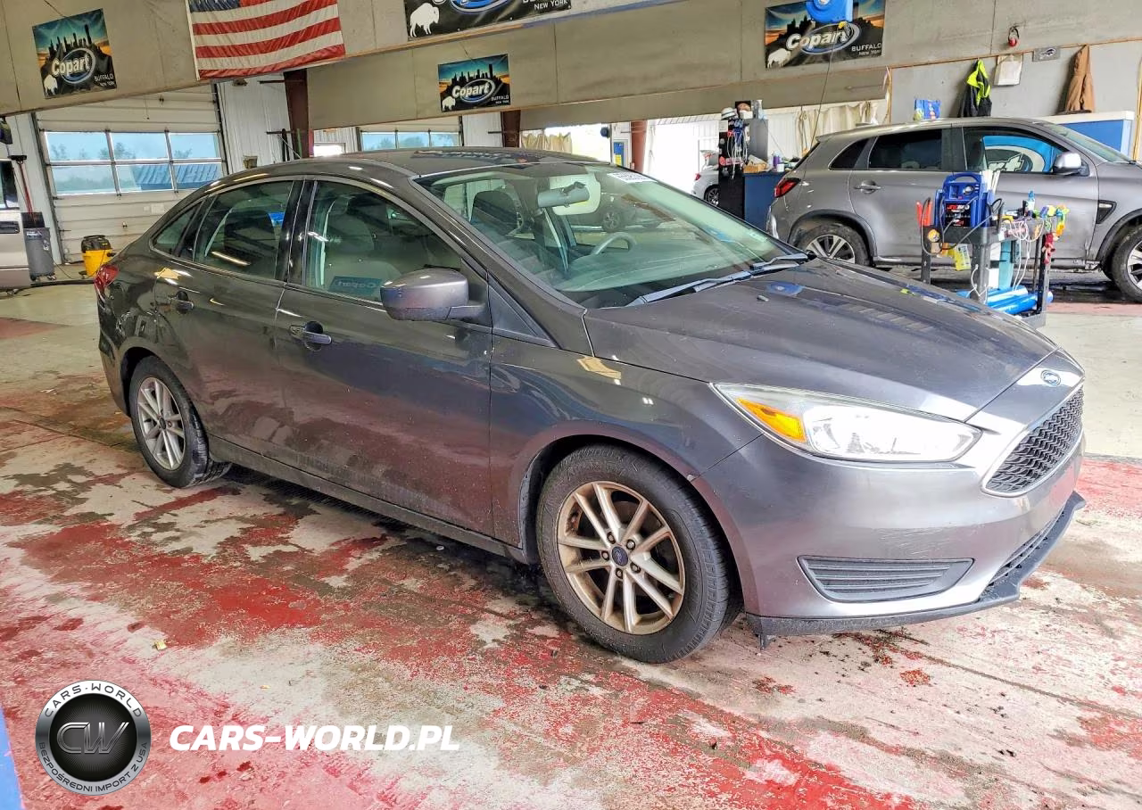 2018 Ford Focus Se VIN:1FADP3F26JL315981 - 4