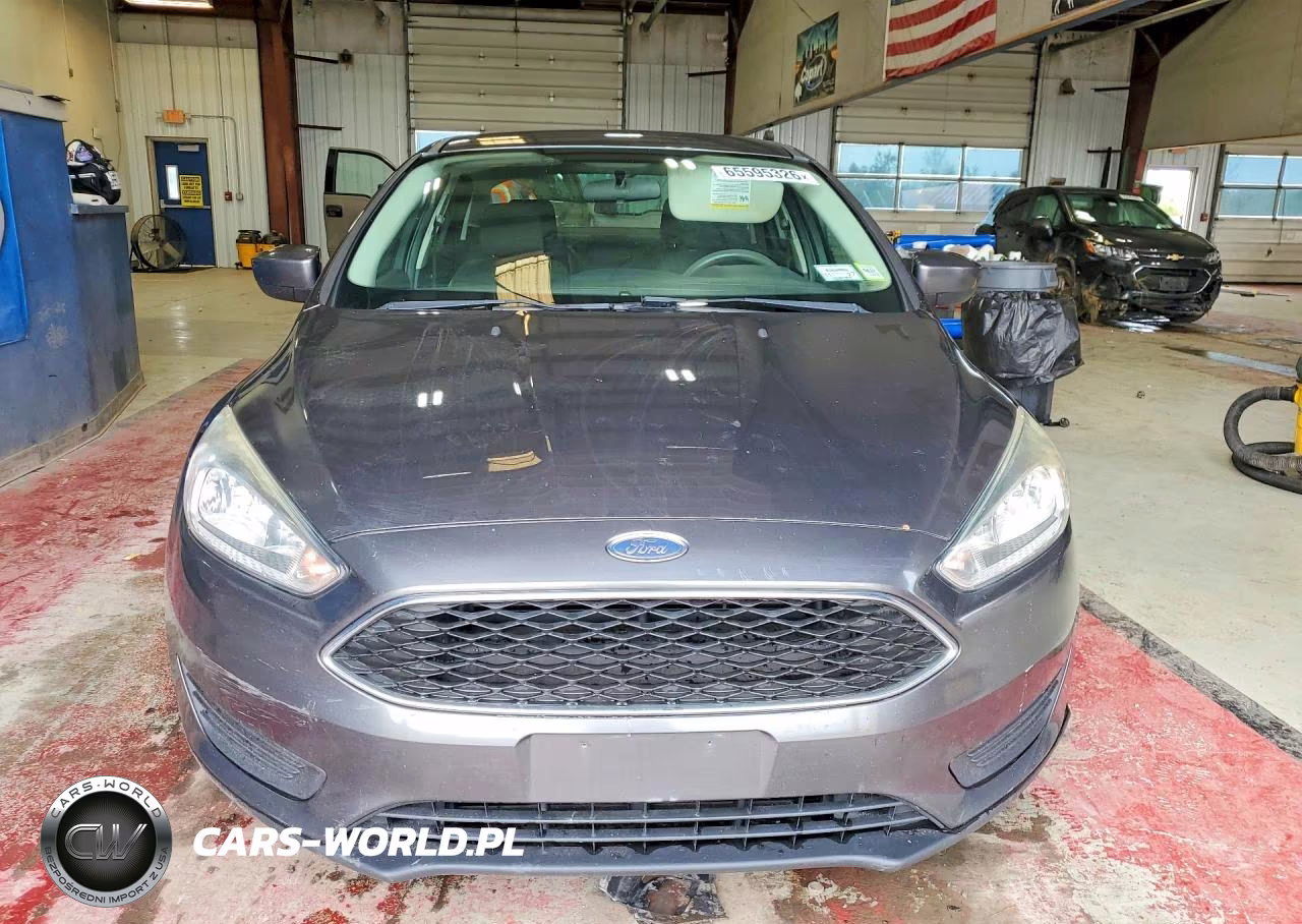 2018 Ford Focus Se VIN:1FADP3F26JL315981 - 5