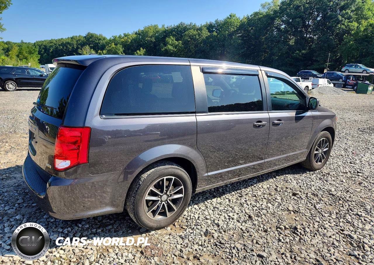 2018 Dodge Grand Caravan Sxt VIN:2C4RDGCG9JR328716 - 3
