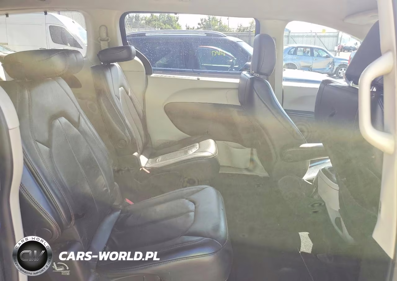 2020 Chrysler Pacifica Touring L VIN:2C4RC1BG8LR139057 - 11
