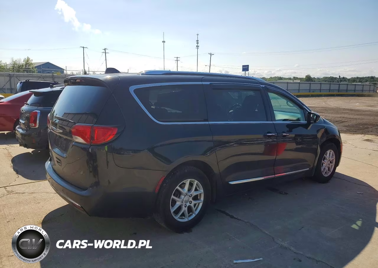 2020 Chrysler Pacifica Touring L VIN:2C4RC1BG8LR139057 - 3