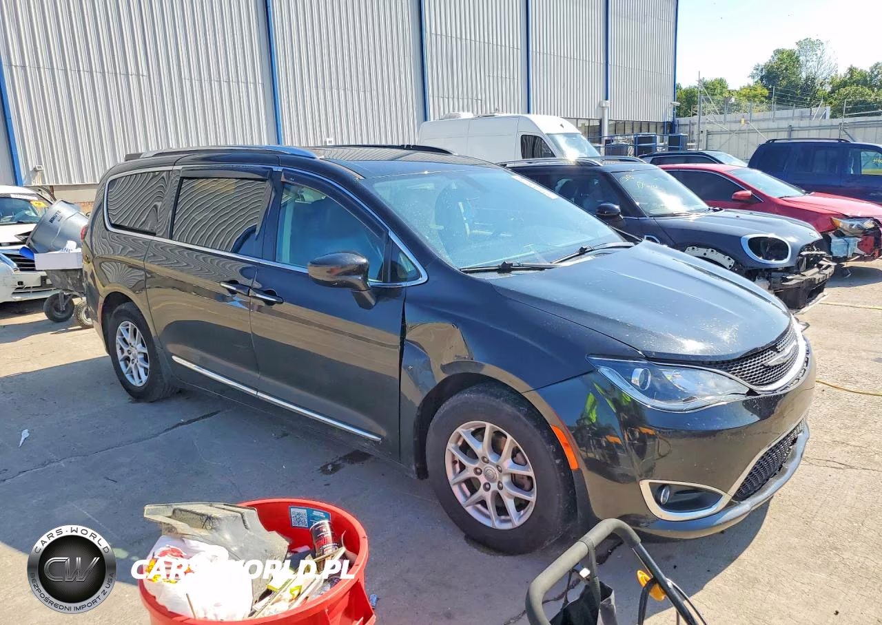 2020 Chrysler Pacifica Touring L VIN:2C4RC1BG8LR139057 - 4