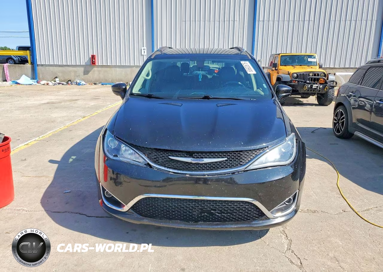 2020 Chrysler Pacifica Touring L VIN:2C4RC1BG8LR139057 - 5