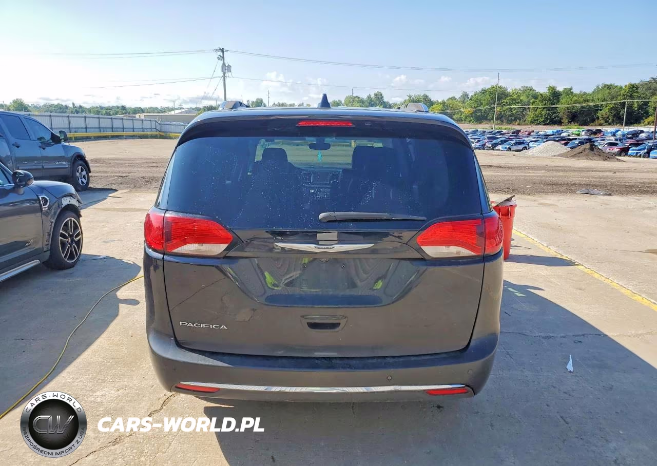 2020 Chrysler Pacifica Touring L VIN:2C4RC1BG8LR139057 - 6