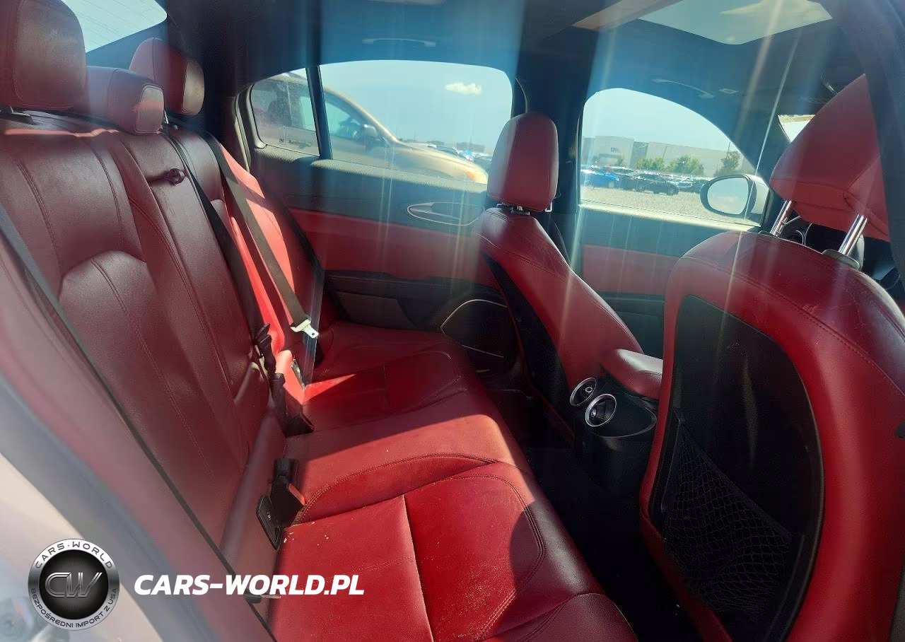 2018 Alfa Romeo Giulia VIN:ZARFAEBN2J7590021 - 10
