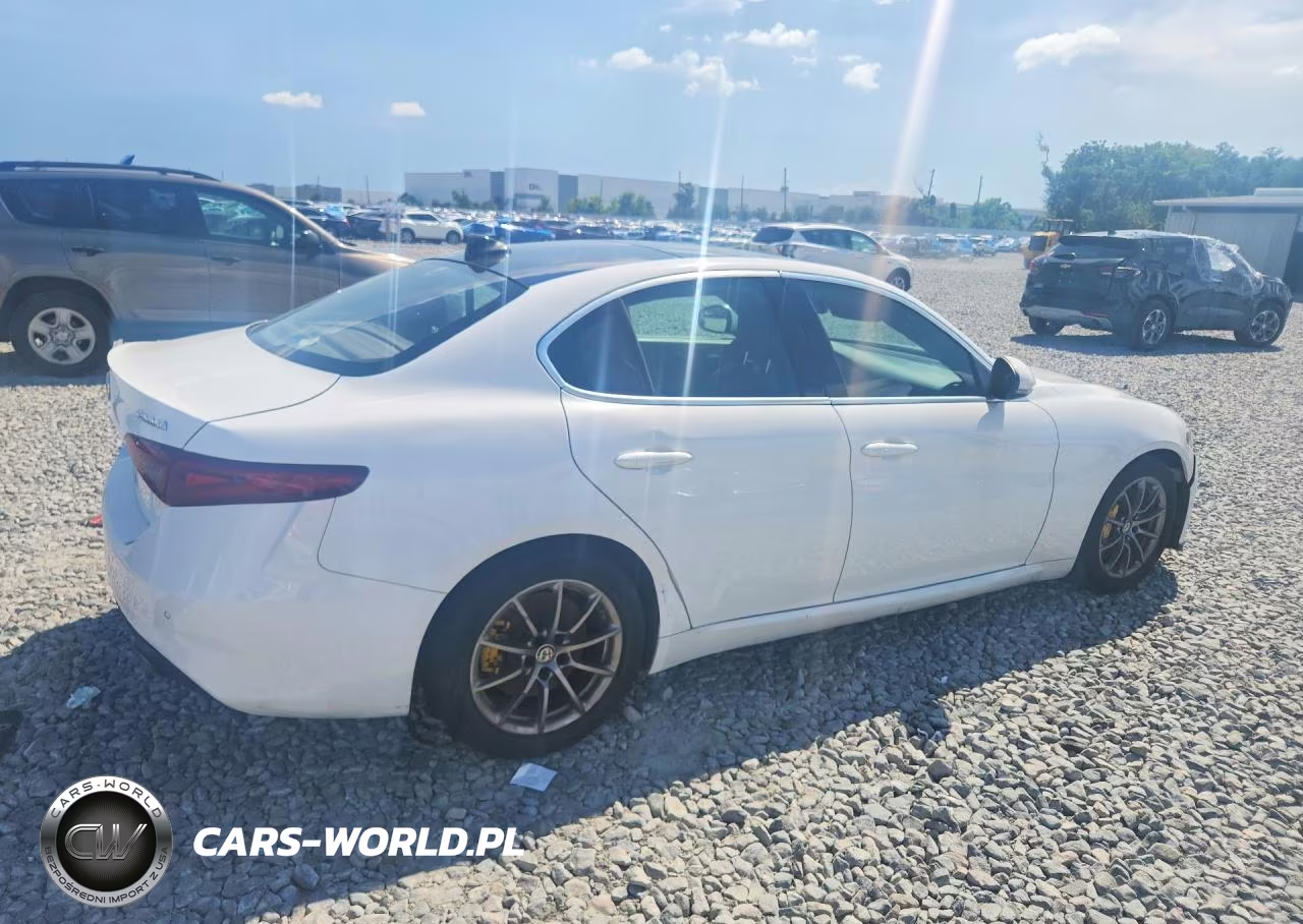2018 Alfa Romeo Giulia VIN:ZARFAEBN2J7590021 - 3