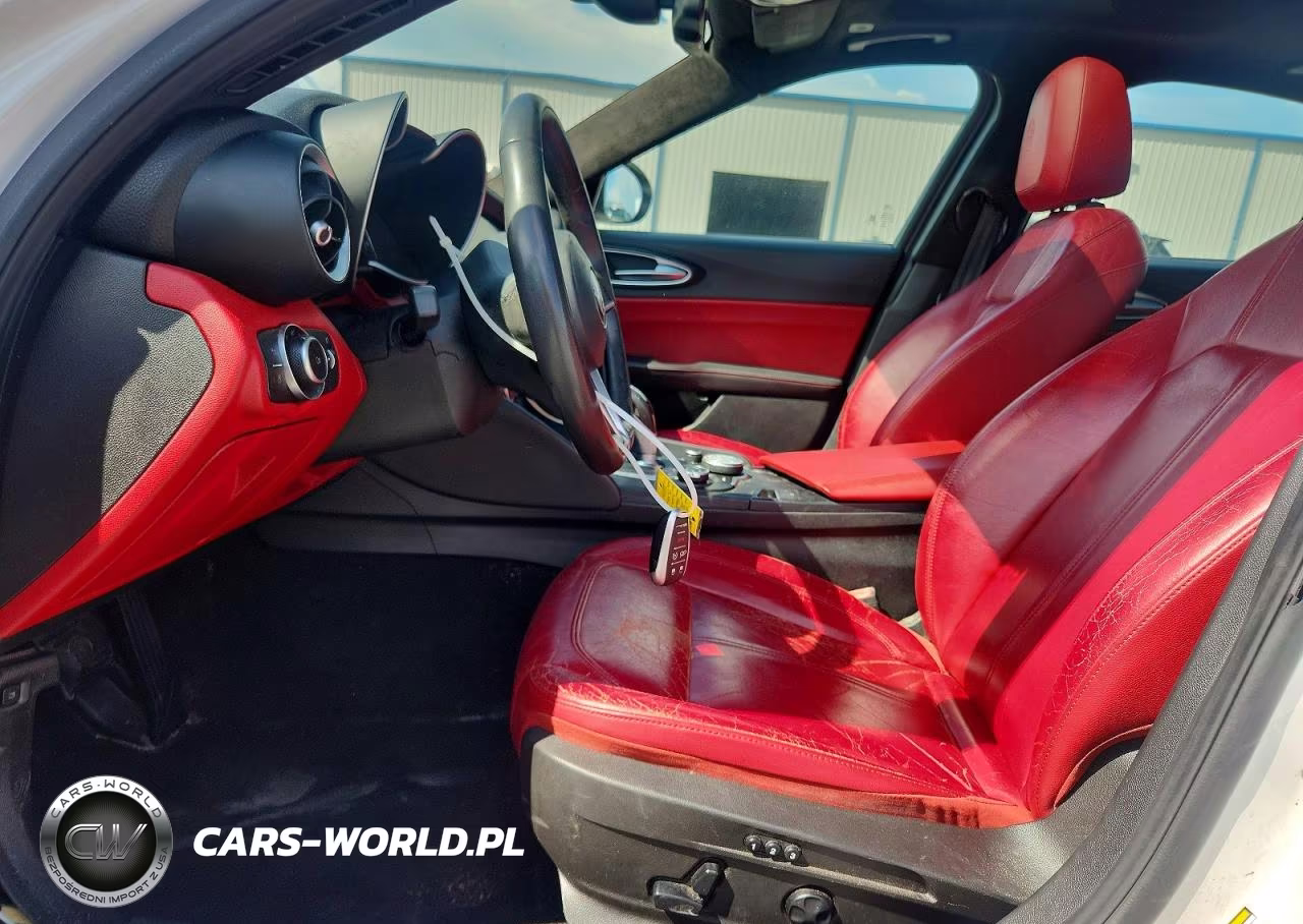 2018 Alfa Romeo Giulia VIN:ZARFAEBN2J7590021 - 7