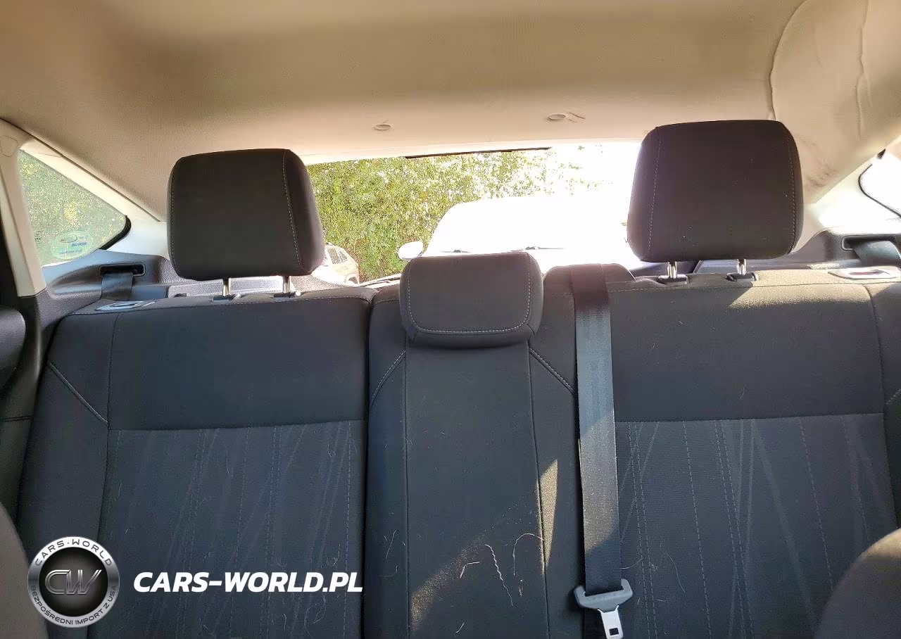 2018 Ford Focus Se VIN:1FADP3K22JL323162 - 10