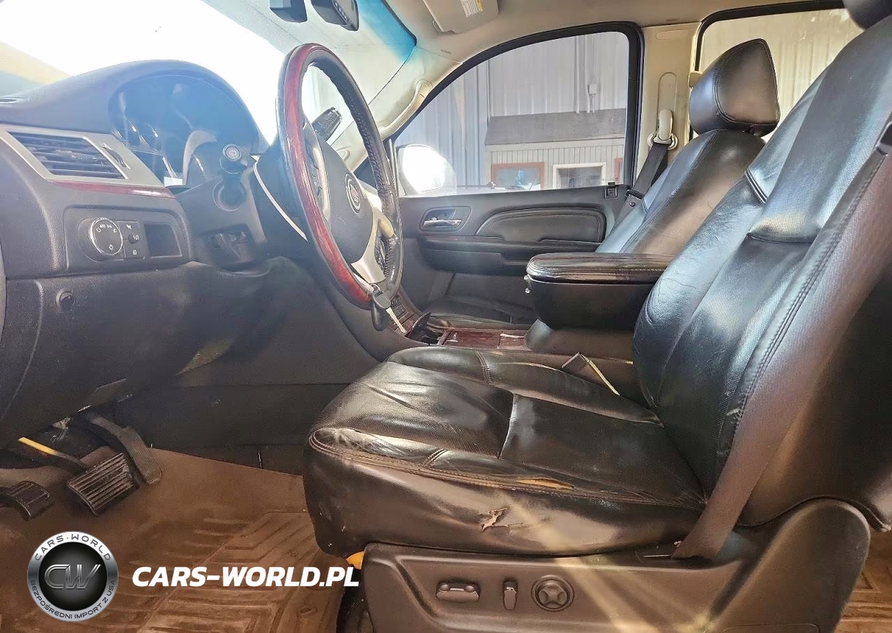 2008 Cadillac Escalade Luxury VIN:1GYFK63878R152772 - 7