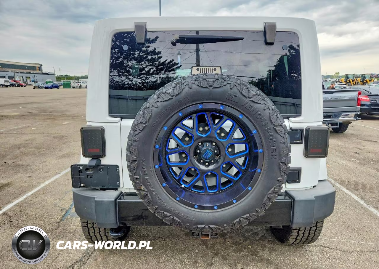 2015 Jeep Wrangler Unlimited Sahara VIN:1C4BJWEGXFL689082 - 6