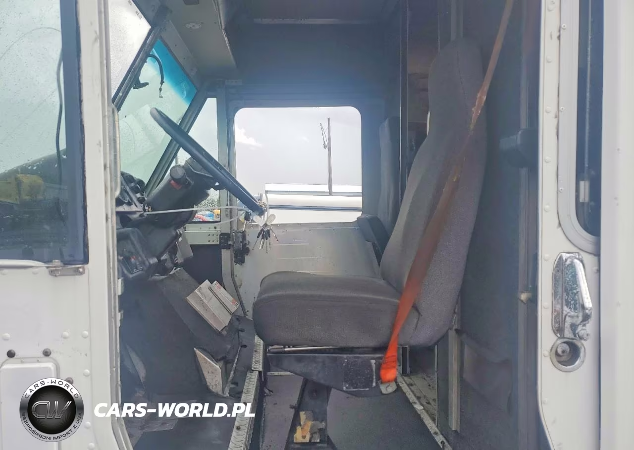 1999 Freightliner Mt45 Delivery Truck VIN:4UZA4FF43XCA50338 - 7