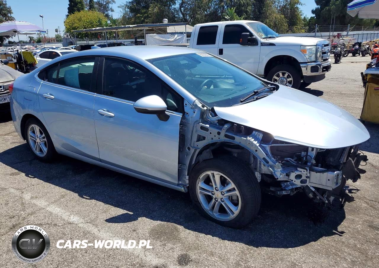 2018 Chevrolet Cruze Lt VIN:1G1BE5SM1J7120933 - 4