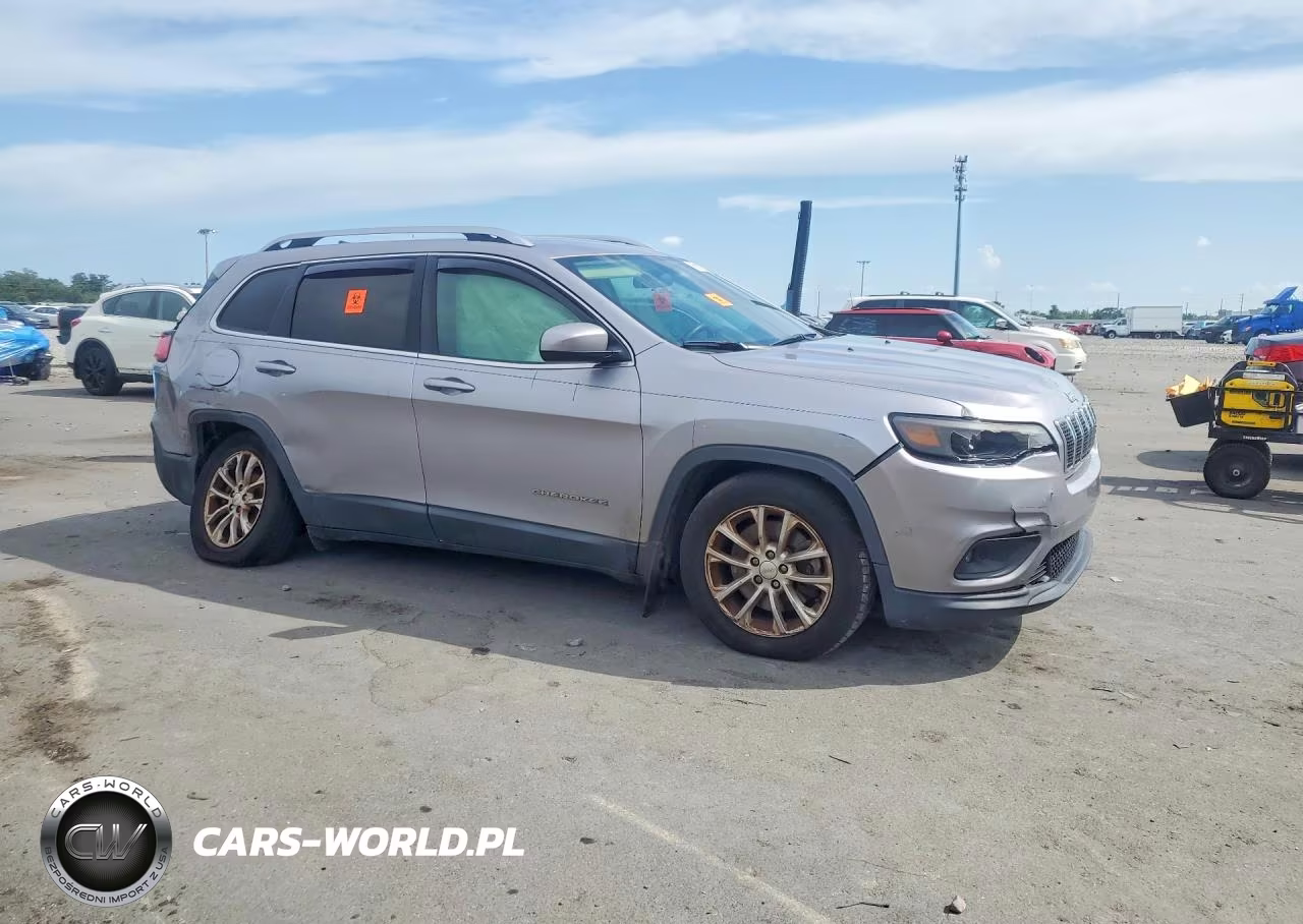 2019 Jeep Cherokee Latitude VIN:1C4PJLCB4KD187247 - 4
