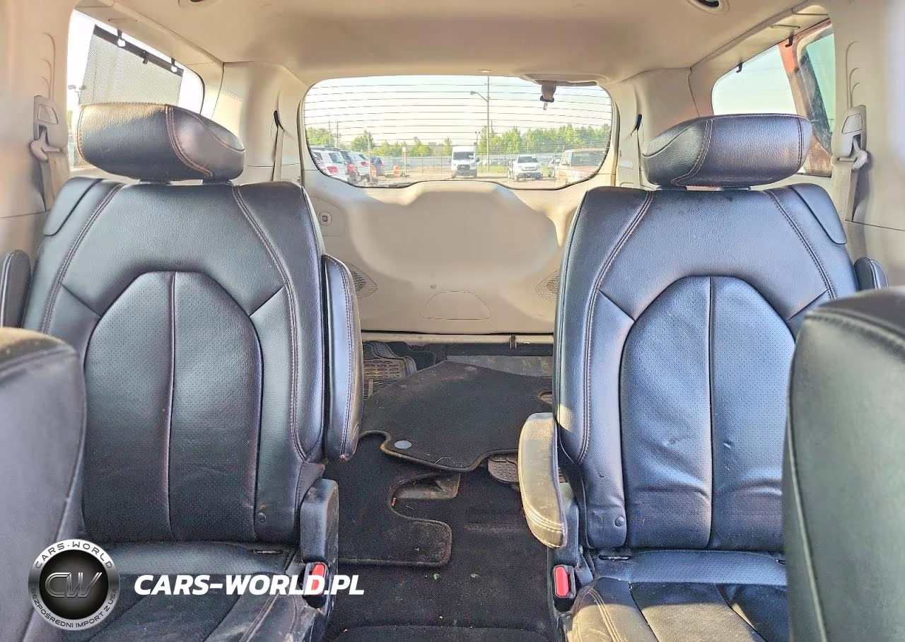 2018 Chrysler Pacifica Touring L Plus VIN:2C4RC1EG3JR271006 - 10