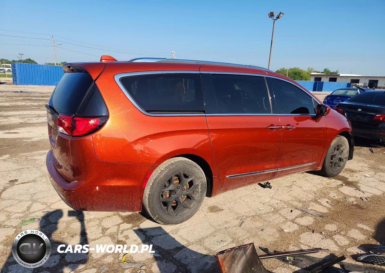 2018 Chrysler Pacifica Touring L Plus VIN:2C4RC1EG3JR271006 - 3
