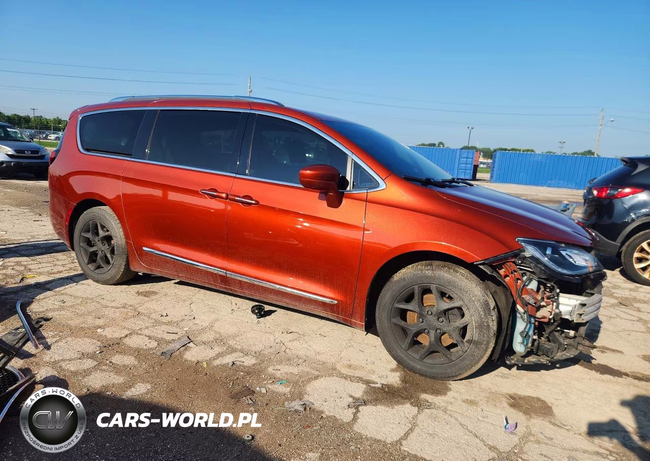 2018 Chrysler Pacifica Touring L Plus VIN:2C4RC1EG3JR271006 - 4