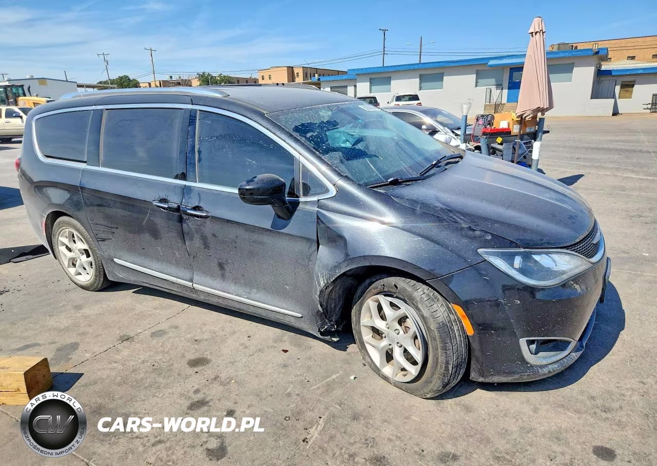 2017 Chrysler Pacifica Touring L Plus VIN:2C4RC1EG2HR669513 - 4