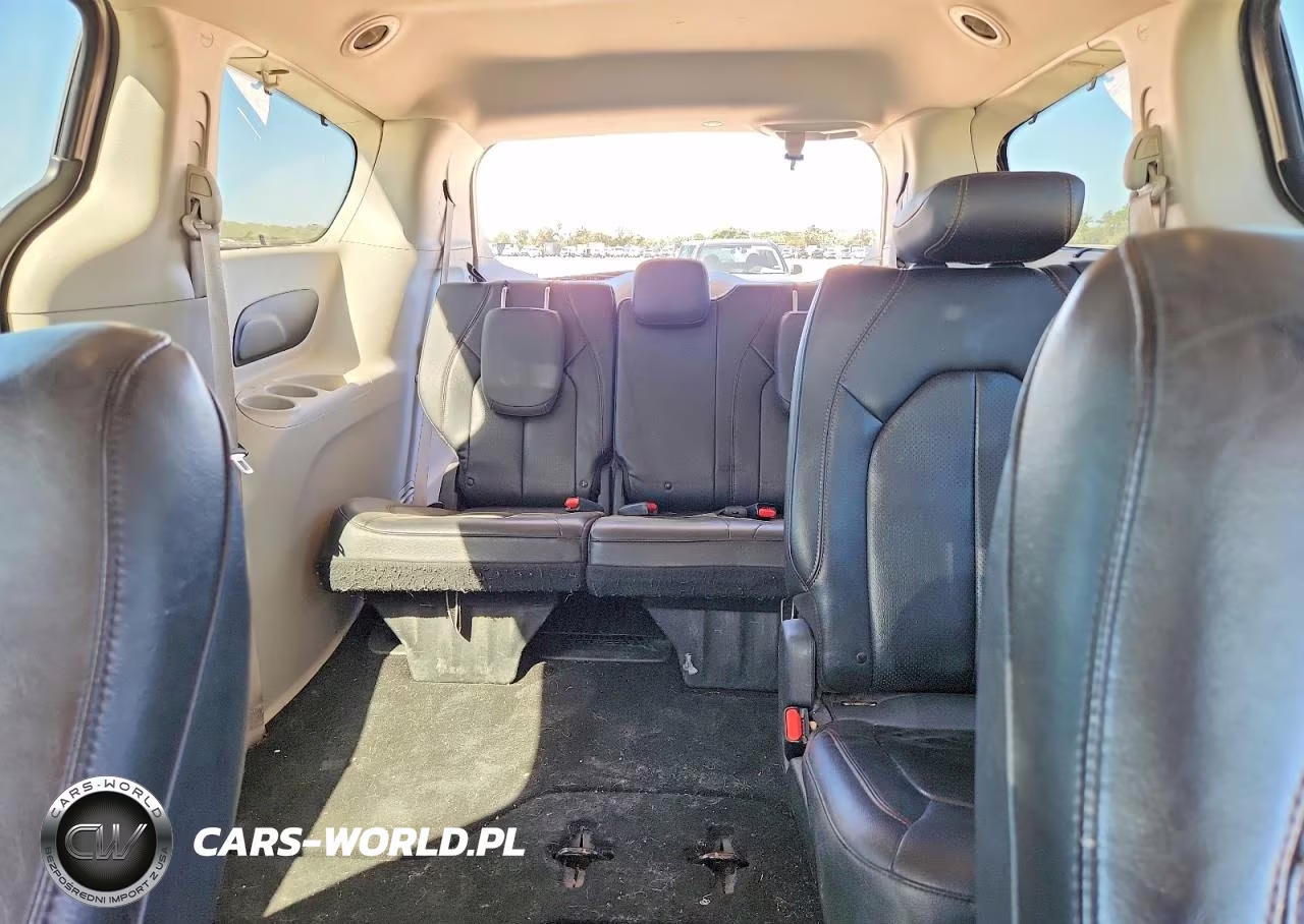 2018 Chrysler Pacifica Touring L VIN:2C4RC1BG2JR277366 - 10