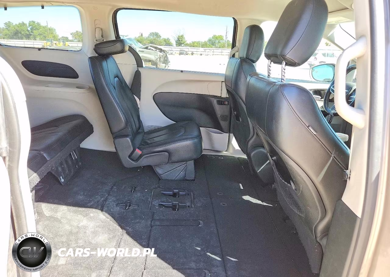 2018 Chrysler Pacifica Touring L VIN:2C4RC1BG2JR277366 - 11