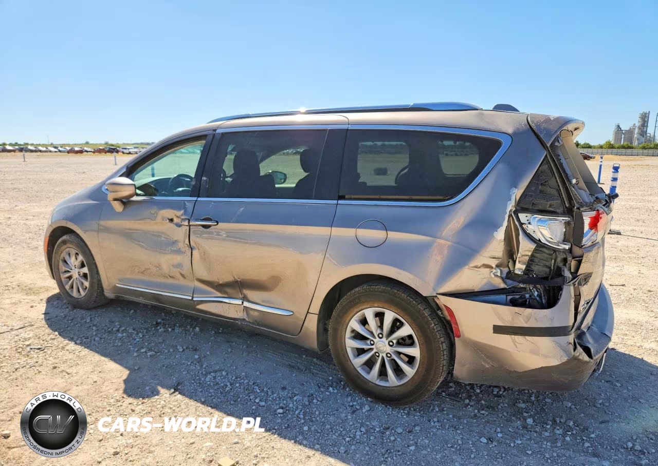 2018 Chrysler Pacifica Touring L VIN:2C4RC1BG2JR277366 - 2