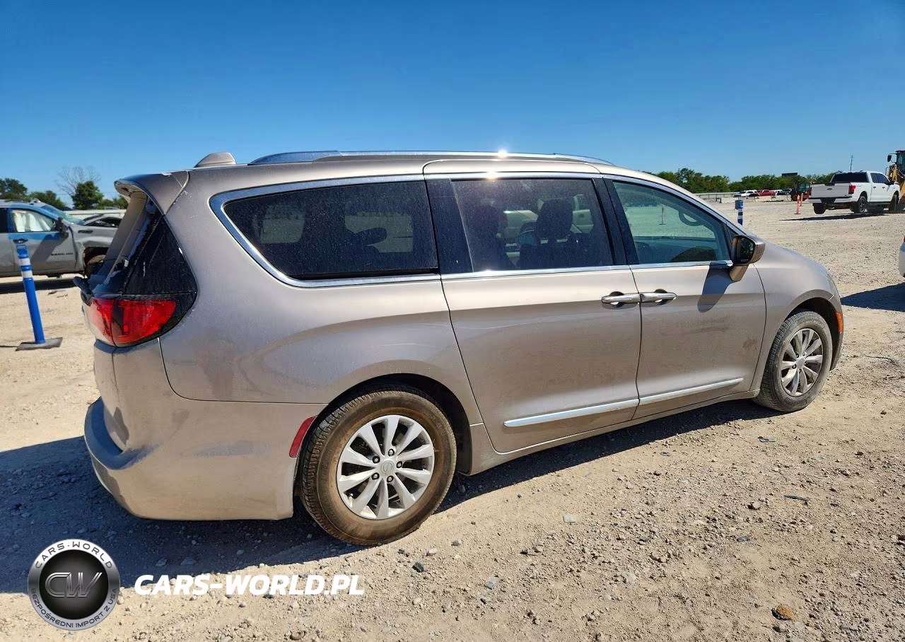 2018 Chrysler Pacifica Touring L VIN:2C4RC1BG2JR277366 - 3