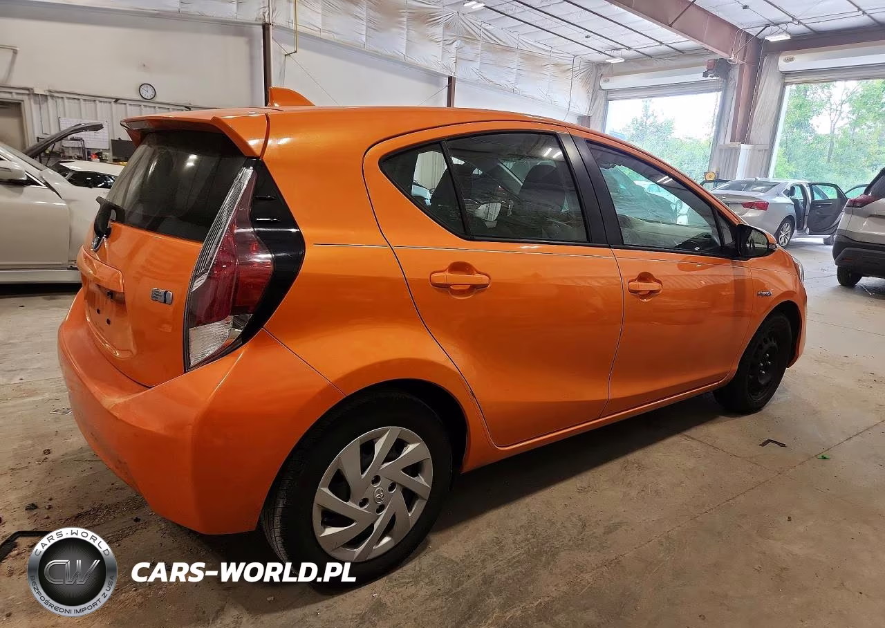 2015 Toyota Prius C Three VIN:JTDKDTB34F1111742 - 3