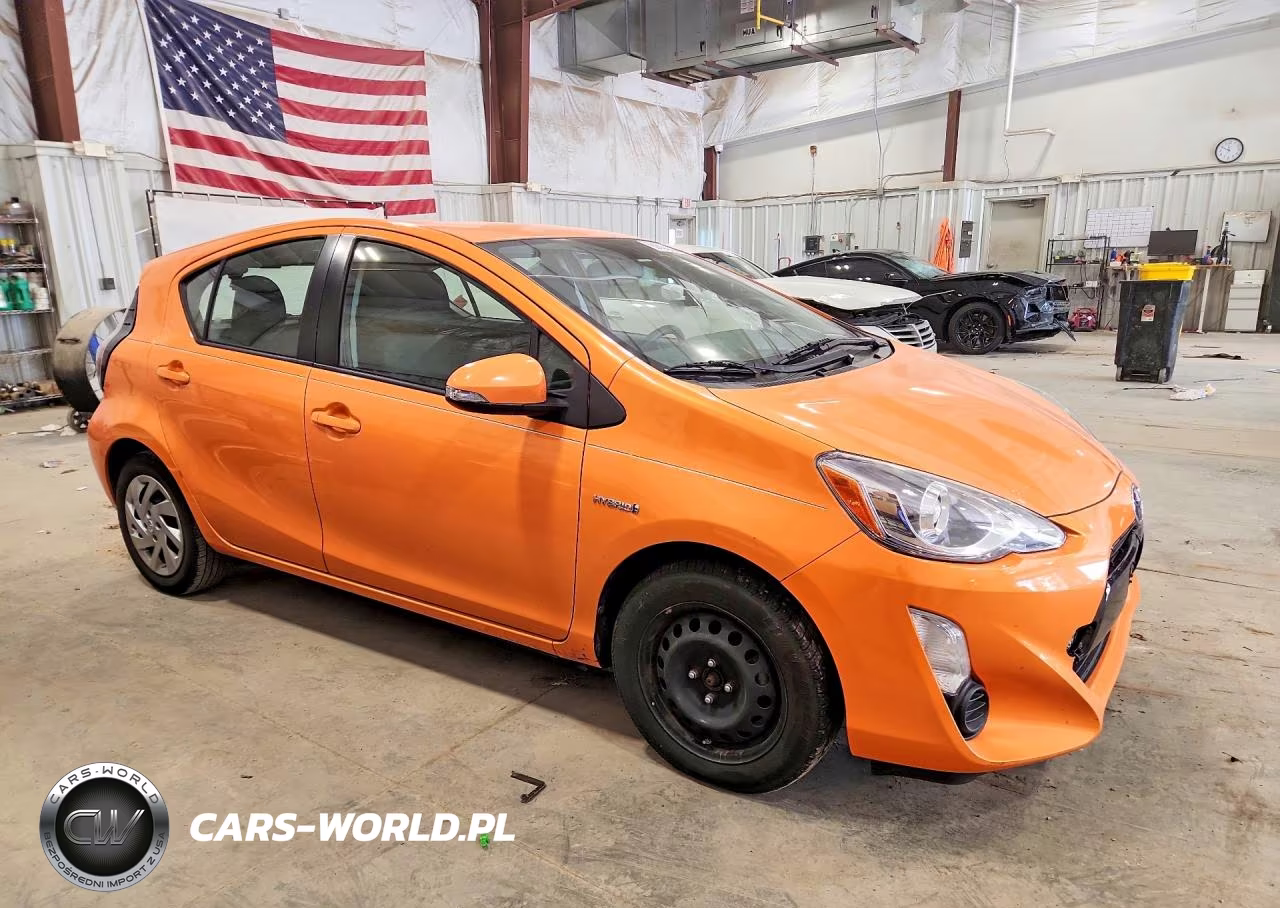 2015 Toyota Prius C Three VIN:JTDKDTB34F1111742 - 4