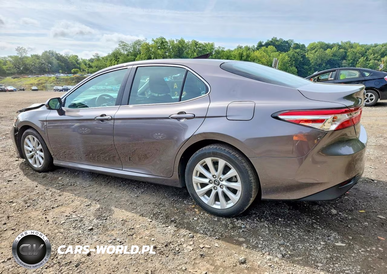 2018 Toyota Camry Le VIN:4T1B11HK7JU111961 - 2