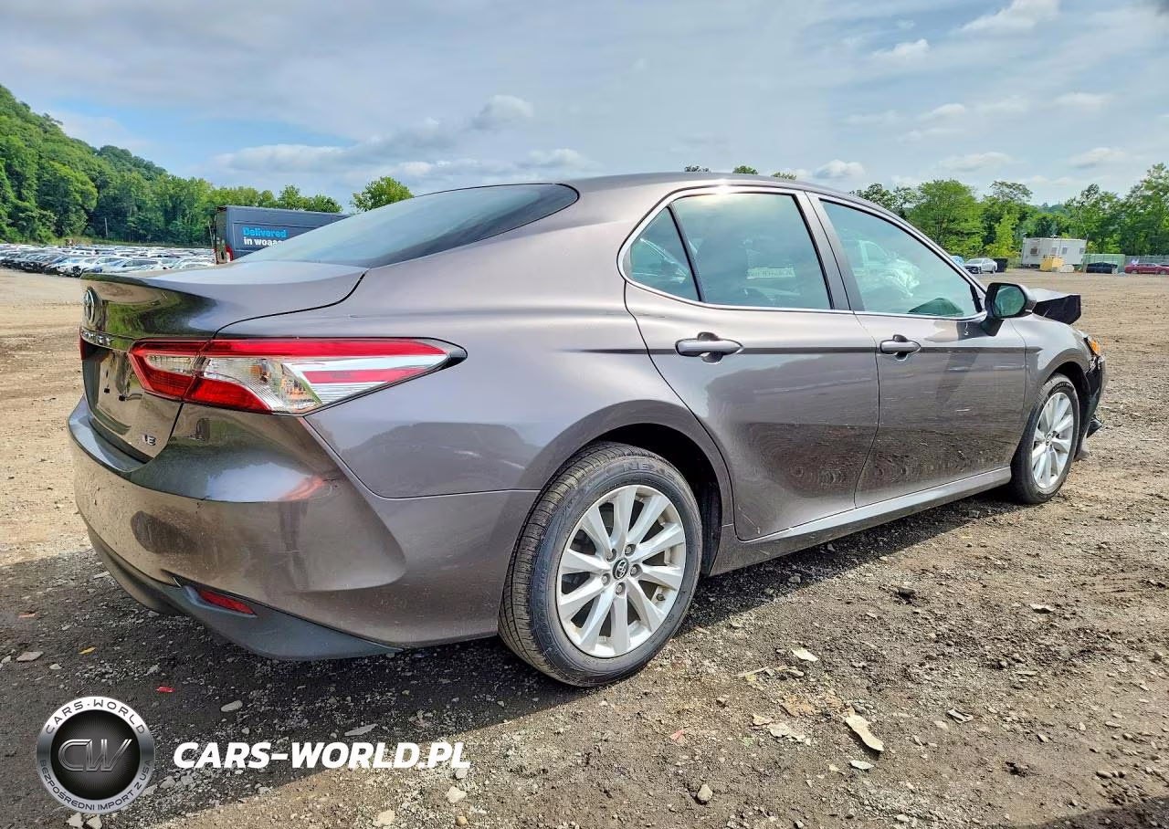 2018 Toyota Camry Le VIN:4T1B11HK7JU111961 - 3