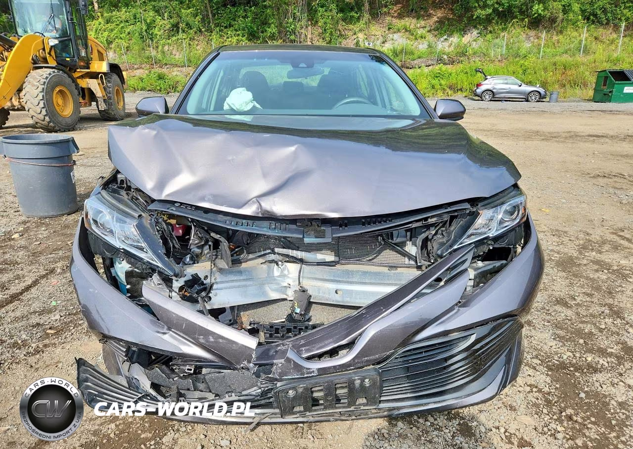 2018 Toyota Camry Le VIN:4T1B11HK7JU111961 - 5