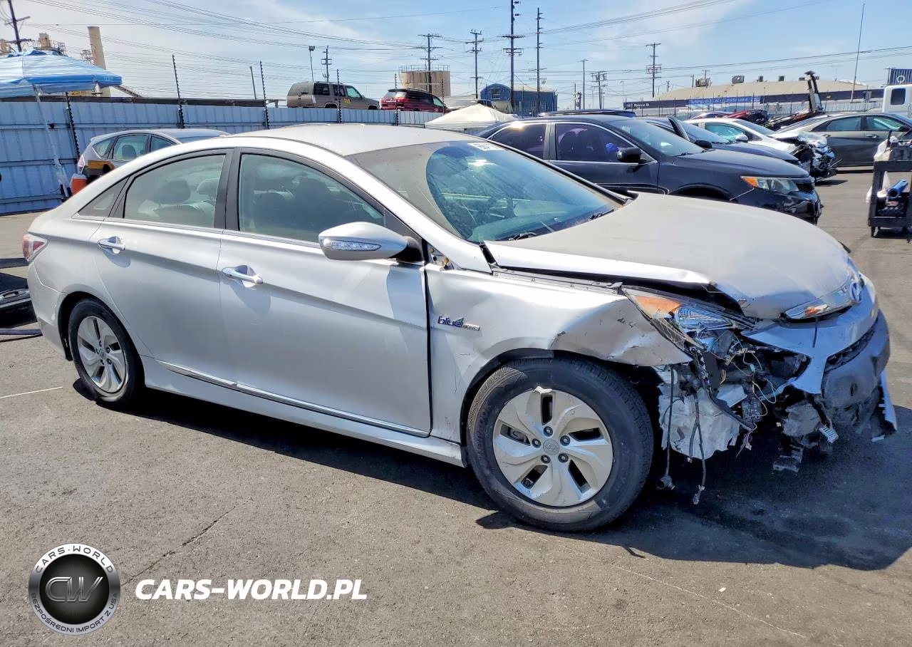2015 Hyundai Sonata Hybrid Base VIN:KMHEC4A40FA133104 - 4