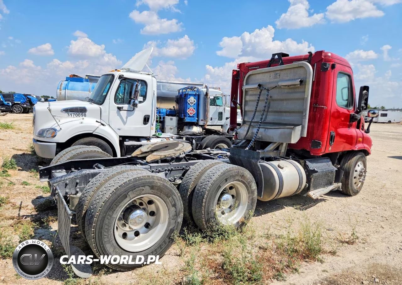 2015 Freightliner Cascadia VIN:3AKJGBDVXFSGJ9861 - 3
