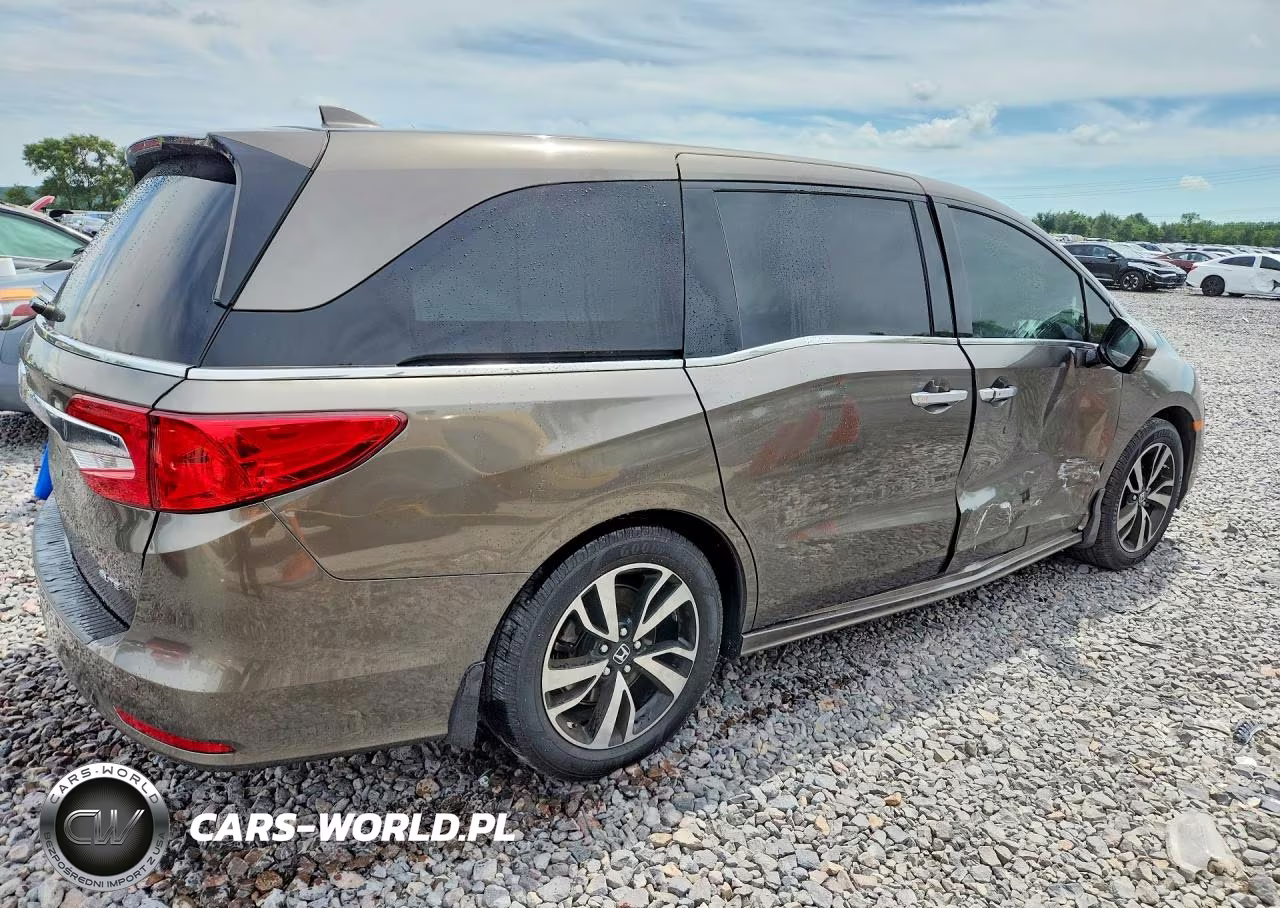 2018 Honda Odyssey Elite VIN:5FNRL6H90JB035810 - 3