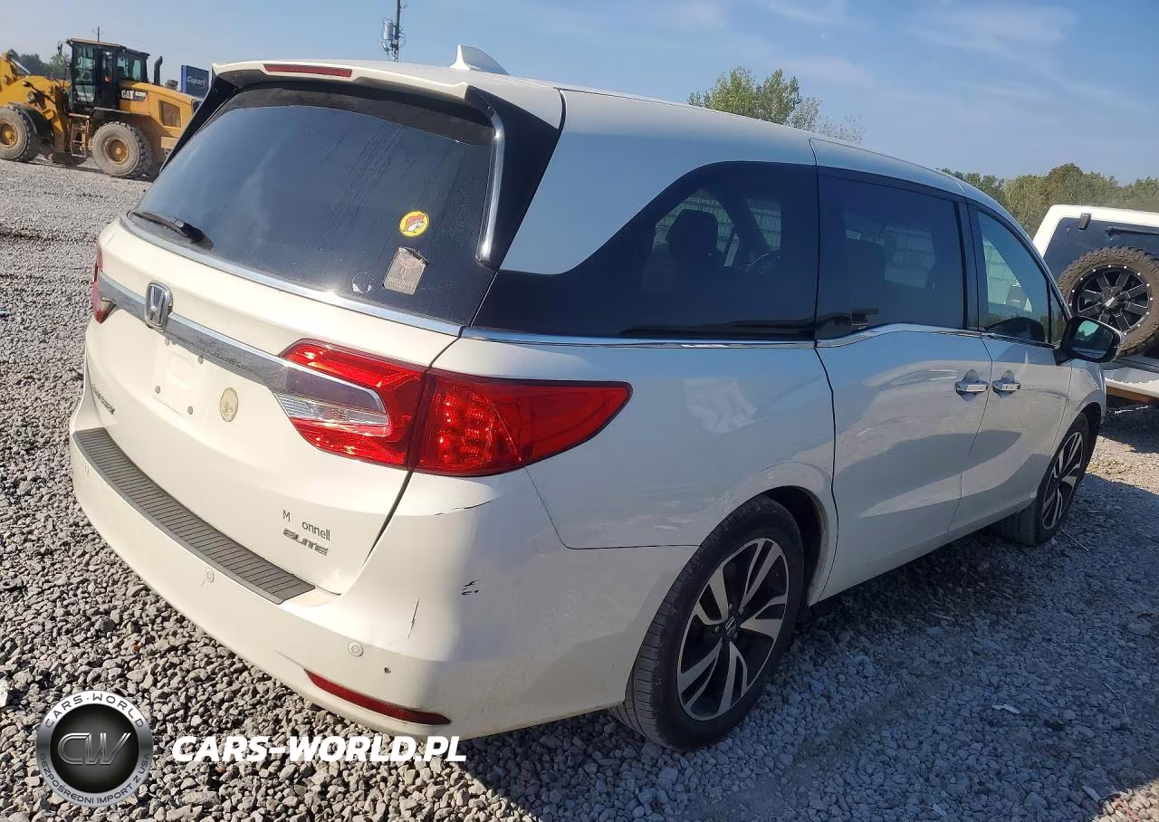 2018 Honda Odyssey Elite VIN:5FNRL6H96JB108078 - 3