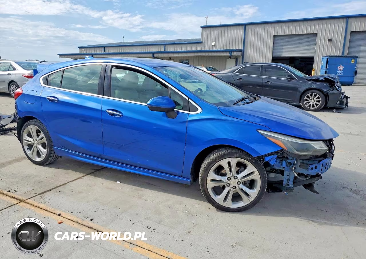 2018 Chevrolet Cruze Premier VIN:3G1BF6SM5JS618329 - 4