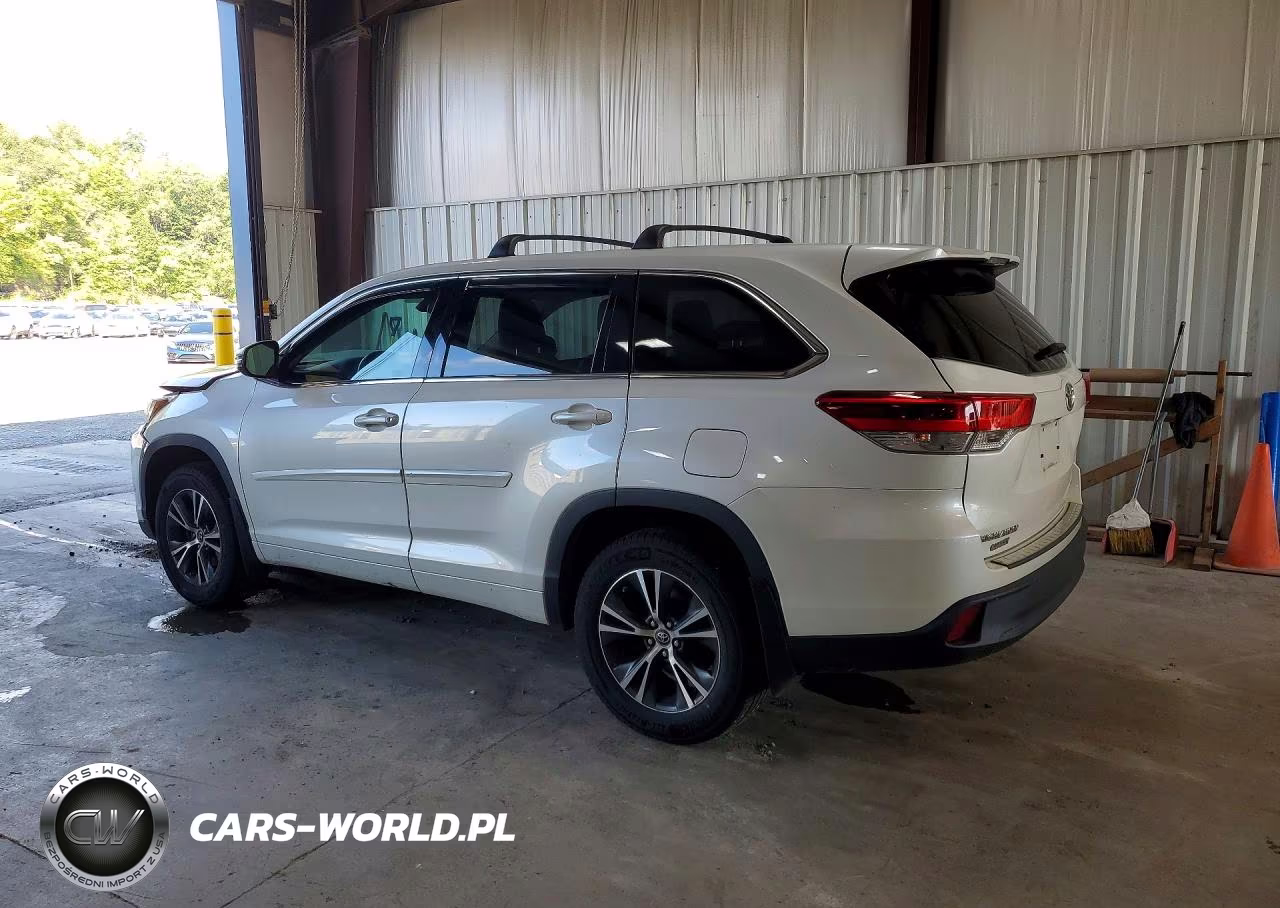 2018 Toyota Highlander Le VIN:5TDBZRFH3JS870419 - 2