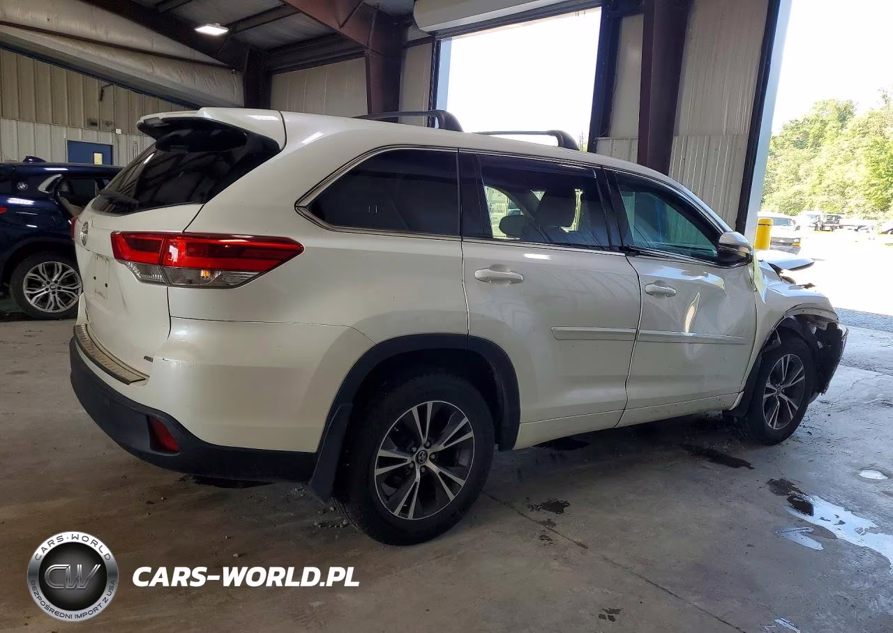 2018 Toyota Highlander Le VIN:5TDBZRFH3JS870419 - 3