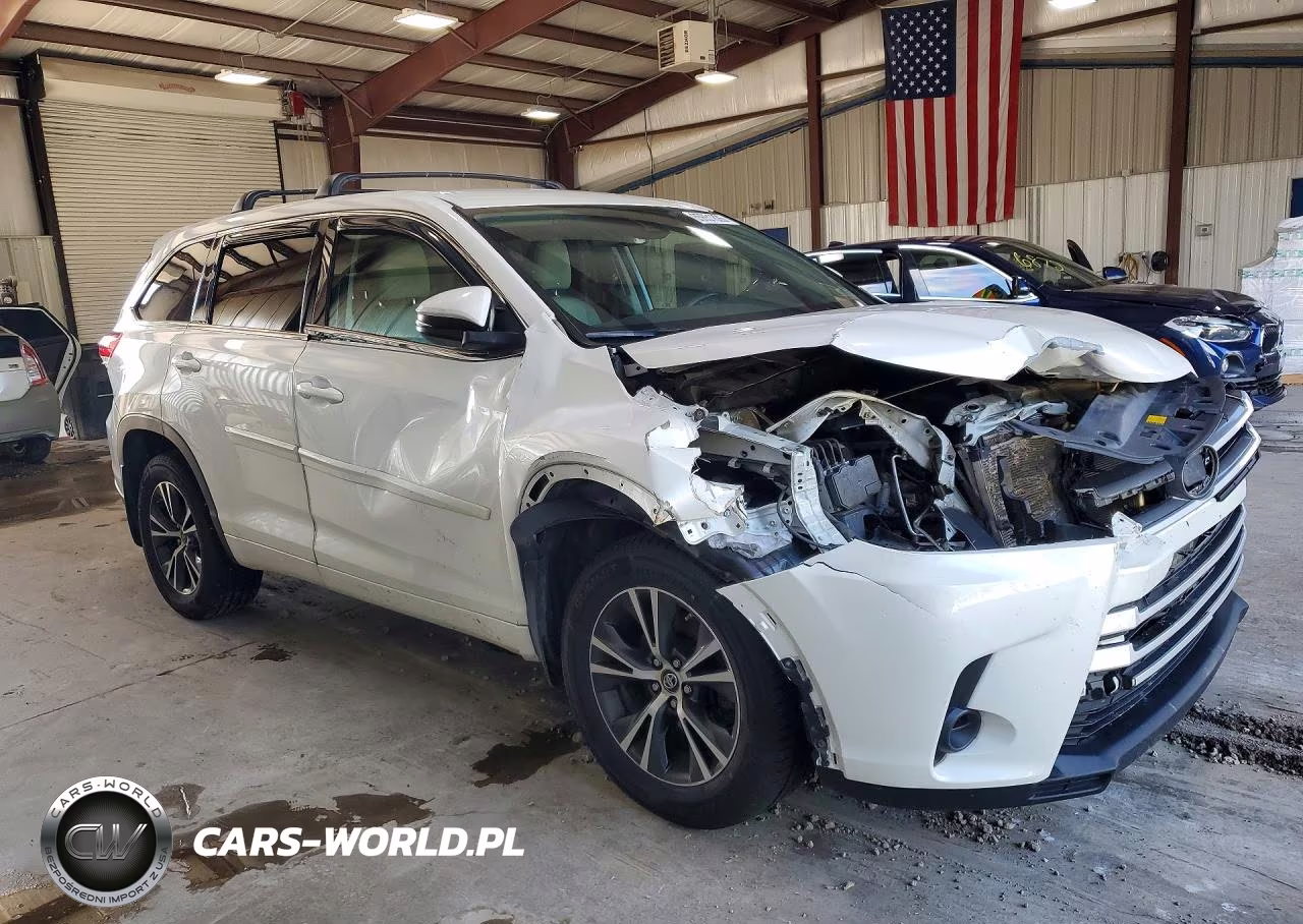 2018 Toyota Highlander Le VIN:5TDBZRFH3JS870419 - 4