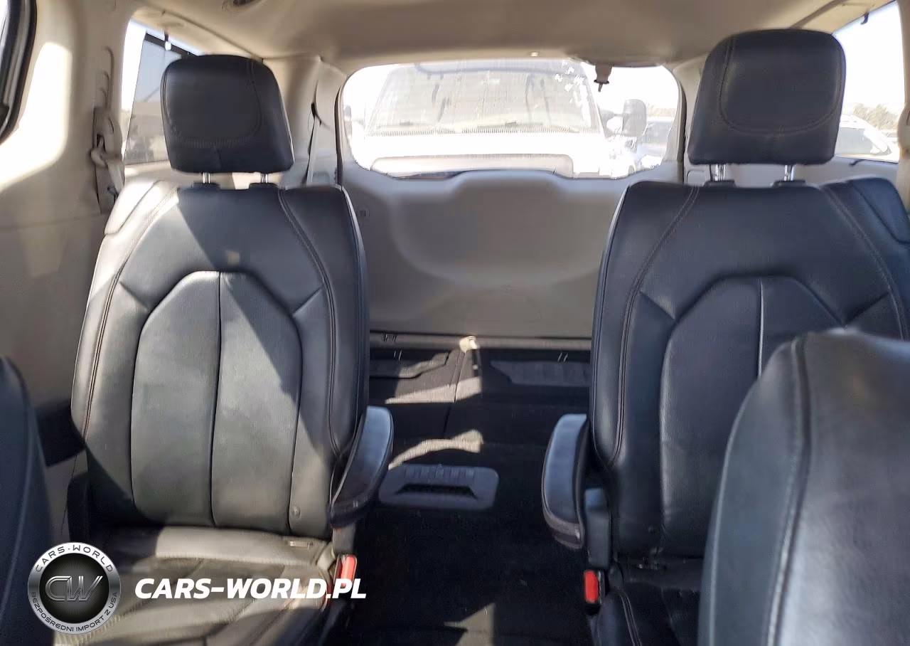2018 Chrysler Pacifica Touring L VIN:2C4RC1BGXJR116280 - 10