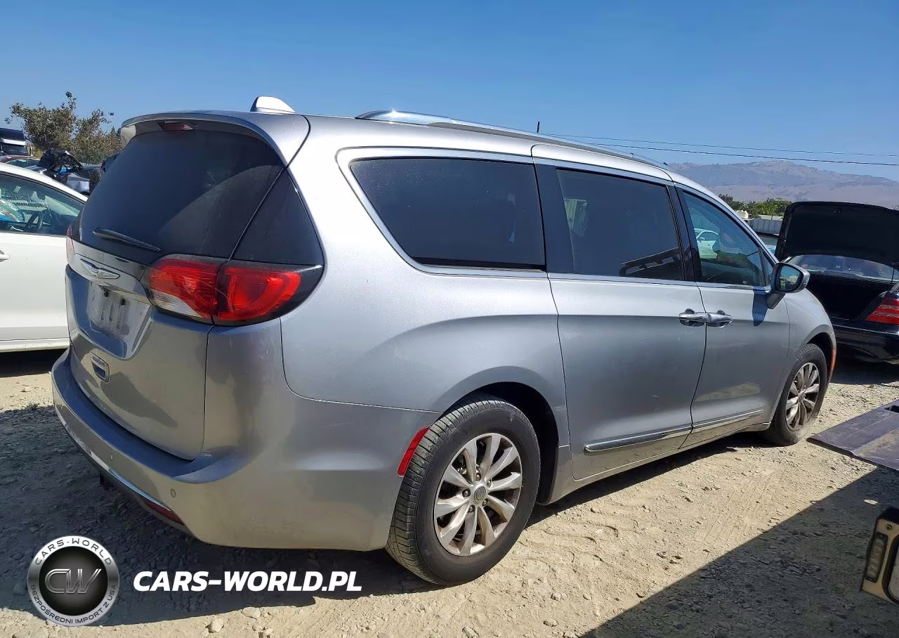 2018 Chrysler Pacifica Touring L VIN:2C4RC1BGXJR116280 - 3