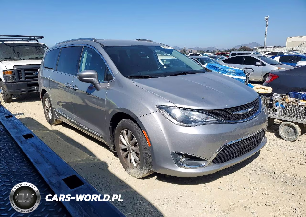 2018 Chrysler Pacifica Touring L VIN:2C4RC1BGXJR116280 - 4
