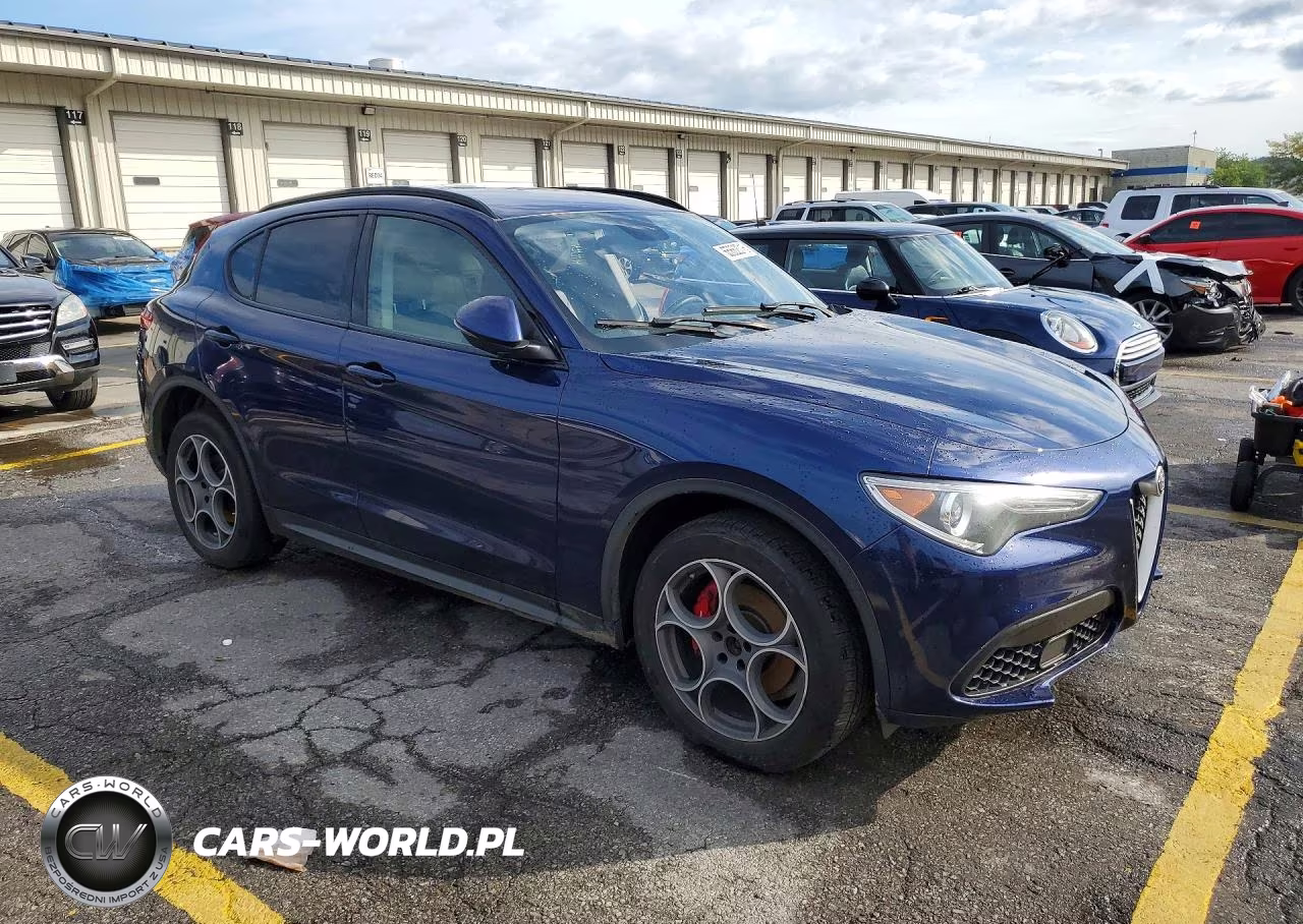 2018 Alfa Romeo Stelvio Sport VIN:ZASFAKPN8J7B58672 - 4