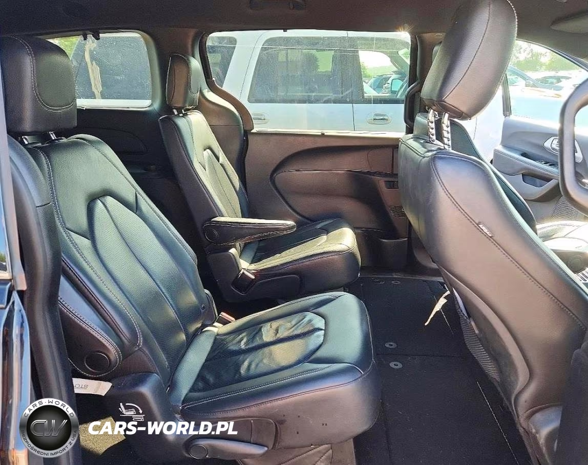 2020 Chrysler Pacifica Touring L VIN:2C4RC1BGXLR104682 - 11