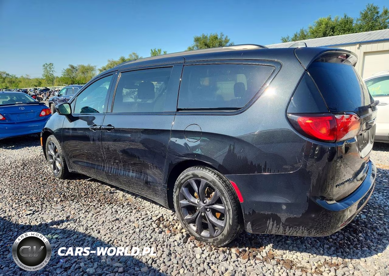 2020 Chrysler Pacifica Touring L VIN:2C4RC1BGXLR104682 - 2