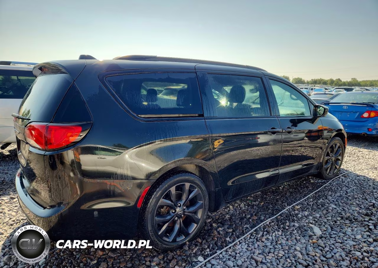 2020 Chrysler Pacifica Touring L VIN:2C4RC1BGXLR104682 - 3